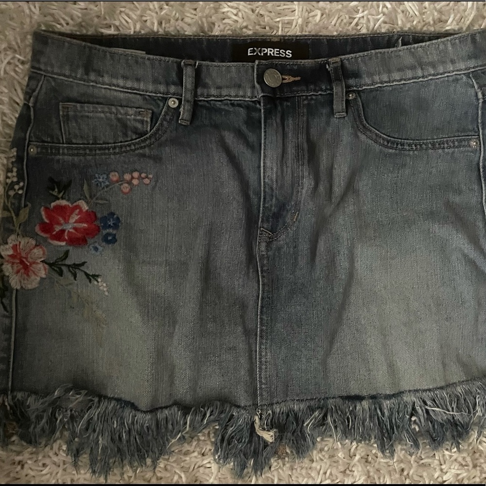 EXPRESS•EMBROIDERED FLORAL FRAY HEM JEAN SKIRT - Picture 7 of 8